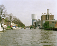 810103 Gezicht over de Vaartsche Rijn te Utrecht met links de Jutfaseweg en rechts de fabrieken van de Utrechtse ...